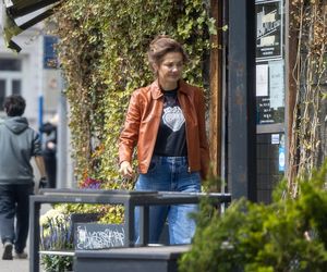 Małgorzata Socha stroi miny przy bajglu