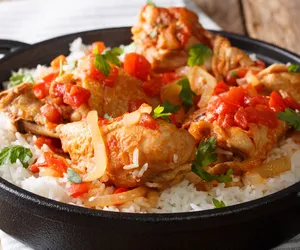 Kurczak piri piri z jednej patelni. Ten sycący i małokaloryczny obiad oszałamia smakiem