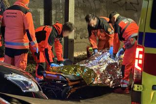 Zaatakował dostawcę jedzenia i padł jak rażony gromem. Szokująca agresja na Woli