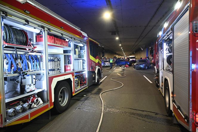 Pożar i dachowanie auta w tunelu POW