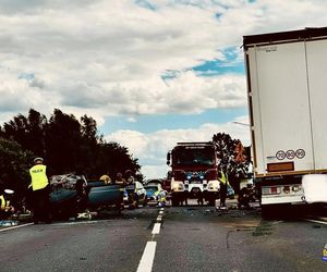 Wypadek w Chełmie Śląskim. Kierowca wjechał pod ciężarówkę