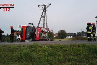 Poważny wypadek z udziałem wozu strażackiego na DK44 w gminie Oświęcim [ZDJĘCIA]