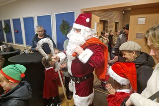 Świąteczny kiermasz w Żelistrzewie 2024. Klimat i cudowne zapachu czuć było z daleka [GALERIA]