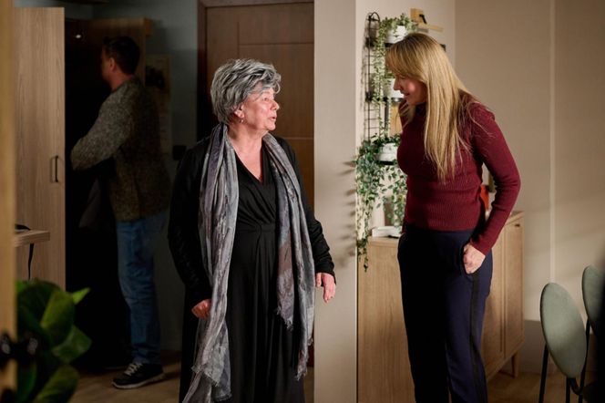 Na Wspólnej odc. 4026. Sabina Szulc (Małgorzata Duda-Kozera), Wojtek (Wojciech Błach), Żaneta (Anna Guzik)