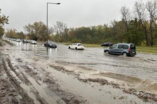 Pogodowy armagedon w Warszawie. Ulice jak rzeki, auta grzęzną w błocie