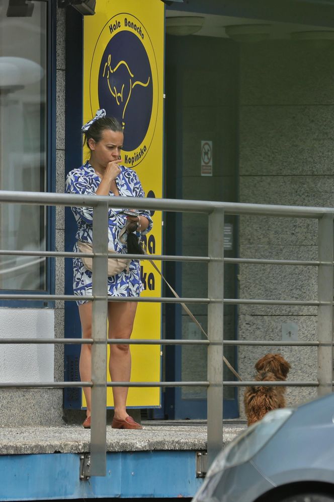 Anna Mucha nawadnia psa