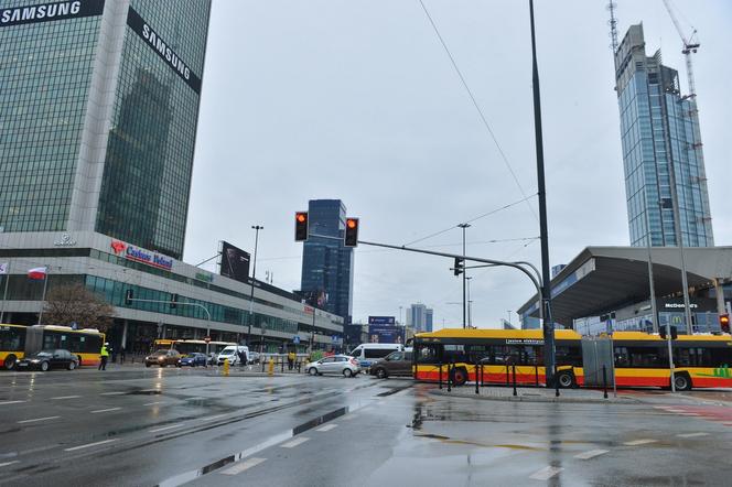 Ludzie leżą na ulicy w centrum Warszawy