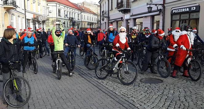 Miał rower i mnóstwo pomocników. Święty Mikołaj odwiedził plac Kazimierza