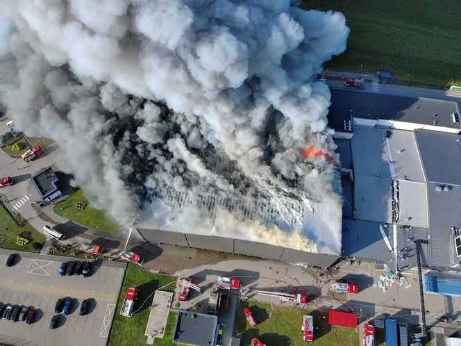Pożar akumulatorowni na poddaszu zakładu przetwórstwa drobiu w Kawle