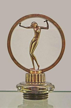 Art deco – charakterystyczna dla stylu i dla epoki statuetka samochodowa