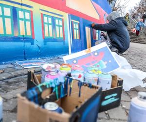 Świąteczny mural na patelni w Warszawie