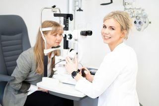 Krótkowzroczność – epidemia naszych czasów? Ekspertka wyjaśnia, jak działa laserowa korekcja wzroku