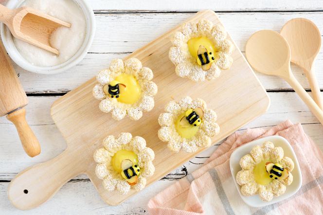 Cytrynowe mini tarty w kształcie kwiatów: łatwy przepis na zabawne ciasteczka