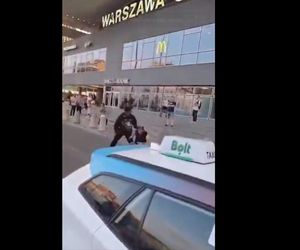 Brutalna bójka pod Dworcem Centralnym. Wszystko widać na nagraniu