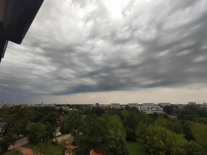 Nawałnice przechodzą przez Polskę. Ciemne chmury nad Białymstokiem