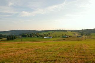 To dawna wieś królewska w Małopolsce. Jej znakiem rozpoznawczym są kamienne krzyże