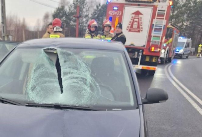 Lodowa bryła przebiła szybę osobówki. Ranna kobieta trafiła do szpitala