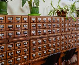 Biblioteka Uniwersytetu Opolskiego - zdjęcia. Zobacz zachowane wnętrza z lat 70.