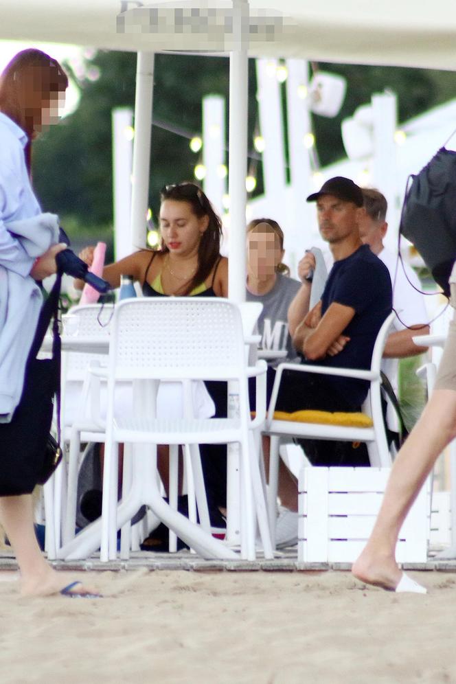 Piotr Żyła i Marcelina Ziętek na plaży