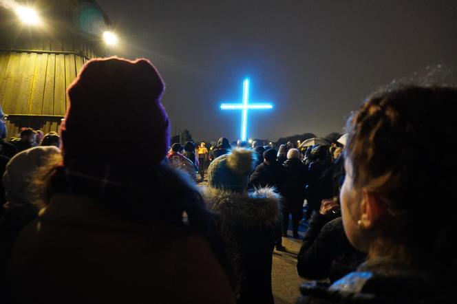 Ogrom wiernych przybył na Drogę Krzyżową na Majdanku. Mamy zdjęcia!