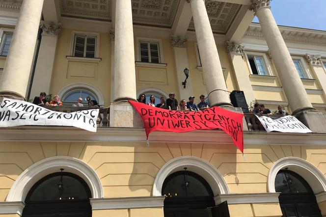 Studenci wywiesili transparenty na balkonie rektoratu