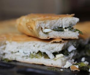 Osetyjskie ciasto na drożdżach i kefirze. Połączenie sera i ziół to duet, który skradnie twoje serce