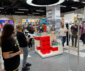 Gigantyczne kolejki na otwarciu Lego Store w Galerii Katowickiej. Klienci wpuszczani pojedynczo