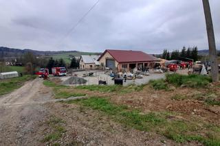 Przewrócona ciężarówka uwięziła kierowcę. Poszkodowanego zabrał śmigłowiec ratowniczy