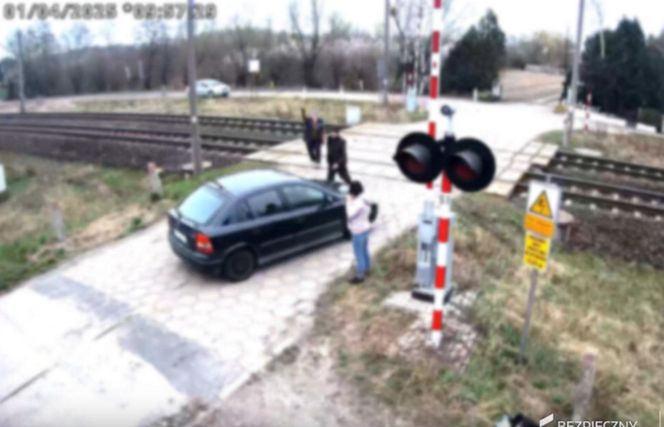O krok od tragedii. Samochód zepsuł się im na przejeździe. LIczyły się sekundy