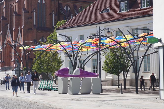 Kolorowe parasolki nad Kilińskiego w Białymstoku