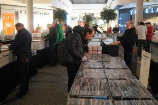 Zimowa Giełda Płytowa w Bydgoszczy. Czarne krążki przyciągnęły tłumy [ZDJĘCIA]