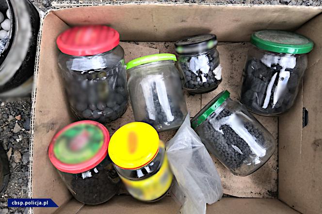Funkcjonariusze przejęli dziesiątki kilogramów materiałów wybuchowych