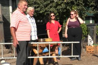 Rolnicy. Podlasie. Zagraniczne studentki zwiedzają gospodarstwo Gienka i Andrzeja z Plutycz
