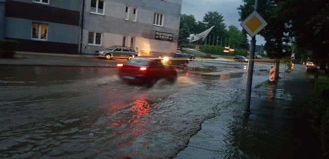 Krajobraz po burzach i ulewach na Śląsku i w Zagłębiu. Zalało ulice Czeladzi, Bytomia, Rudy Śląskiej [ZDJĘCIA,WIDEO]