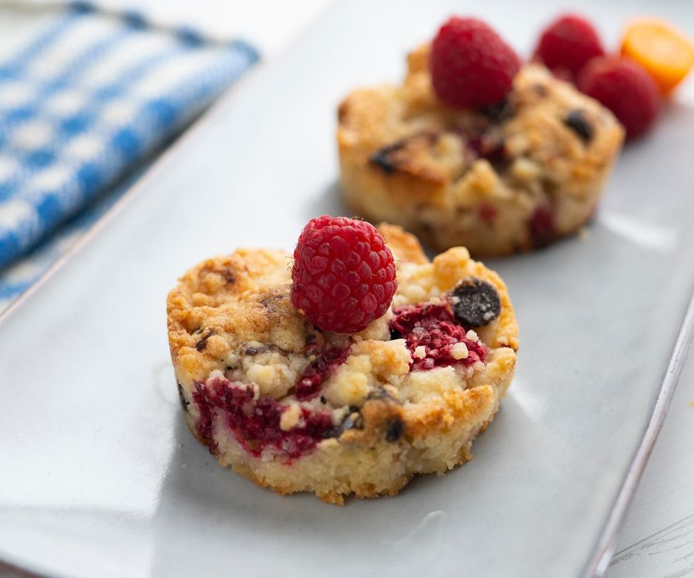 Słodki sposób na początek dnia. Pieczona owsianka z malinami i białą czekoladą zasmakuje każdemu
