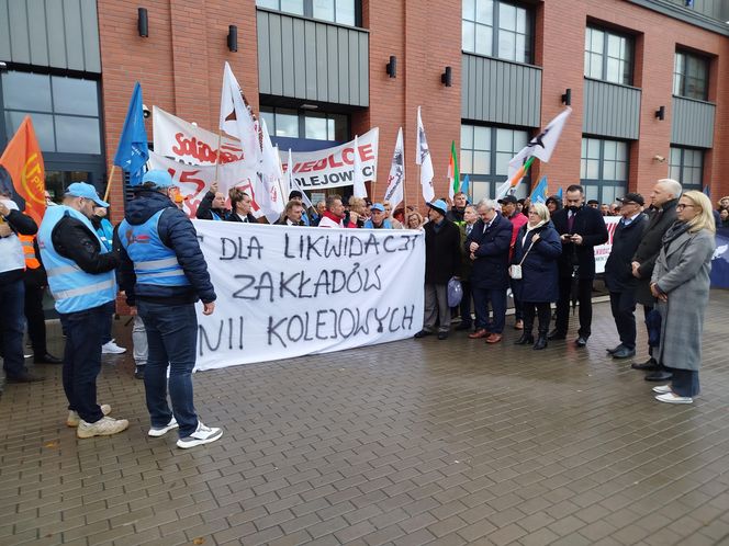 Pracownicy Zakładu Linii Kolejowych pikietowali w Siedlcach! Poparli ich siedleccy radni