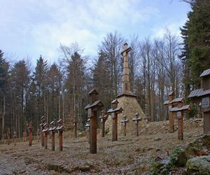 To jedna z najpiękniejszych cerkwi w Małopolsce. Znajduje się w malowniczej wsi 