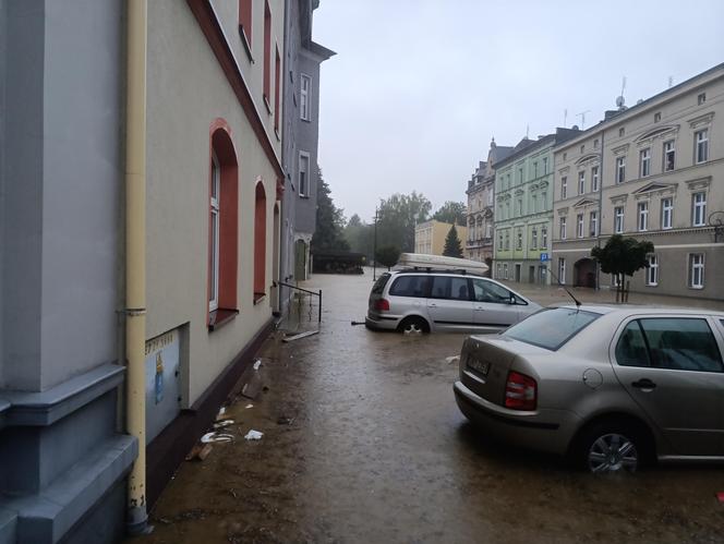 Zagrożenie powodziowe. Głuchołazy. Woda przelała się przez wały. Zalewa miasto