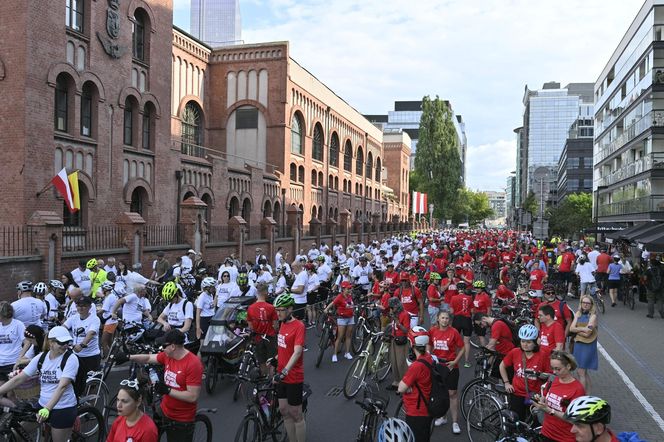 Biało-czerwonym peletonem rowerzyści uczcili Powstanie Warszawskie 