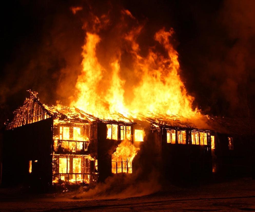 Cały dom stanął w płomieniach! Dwie osoby trafiły do szpitala. Koszmarny pożar pod Gołdapią
