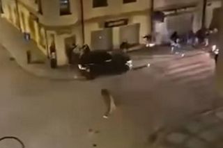 Głogów. Kierowca czarnego auta wjechał w tłum ludzi na chodniku. Policja zna właściciela samochodu [ZDJĘCIA].