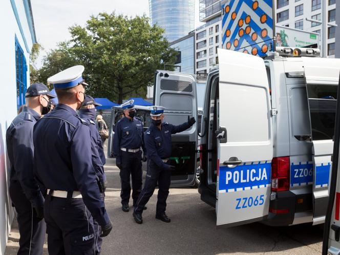 Policja odebrała 35 nowych radiowozów i 18 dronów
