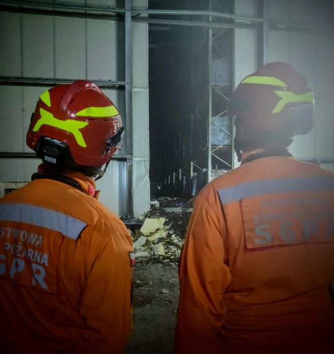 Kawle. Strażacy usuwają zniszczenia po pożarze hali przetwórstwa drobiu. W akcji robot gaśniczy i drony