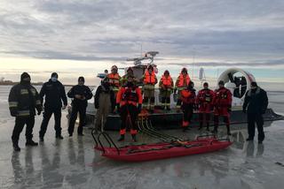   Strażacy z Braniewa i pogranicznicy ćwiczyli na lodzie