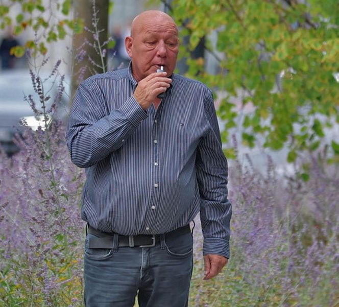 Jasnowidz Jackowski przyłapany w Warszawie. Młodsza, atrakcyjna kobieta i luksusowe zakupy