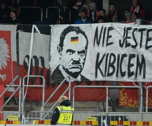 Skandaliczny transparent z Donaldem Tuskiem na meczu w Kownie