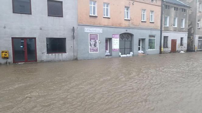 Powódź w Głuchołazach. Woda przedostała się na rynek