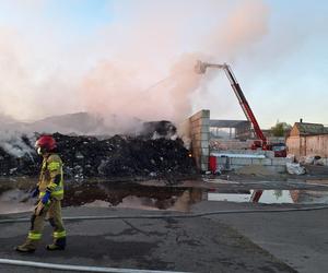 Pożar hałdy odpadów w zakładzie recyklingowym w Rawiczu. Czy istnieje zagrożenie dla mieszkańców?