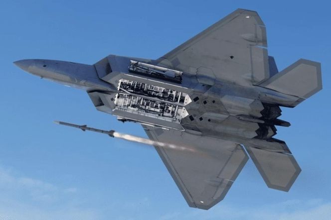 F-22 Raptor odpala AIM-120 AMRAAM