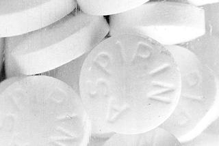 Aspiryna nie tylko na przeziębienie. Genialne sposoby na wykorzystanie aspiryny w domu